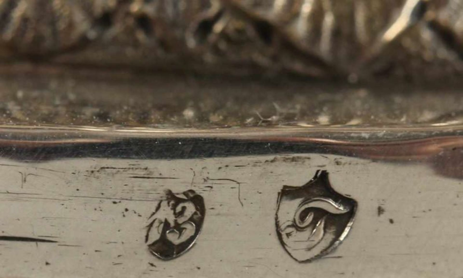 PAAR BIEDERMEIER-GIRANDOLEN, 13lötig, Schaft mit drei Delphinfüßen, fünfflammiger Aufsatz, H 52, - Image 3 of 3
