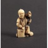 NETSUKE SARUMAWASHI, Elfenbein, das gekleidete Affenweibchen schaut über den Rücken des Gauklers,