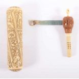 ETUI UND MASSBAND, Etui Elfenbein, geschnitzt, reliefierter Figuren-, Ranken- und Rocailledekor, L