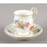 TASSE AUF UNTERTASSE, polychrom gemalter Blumen- und Insektendekor, Goldstaffage und -rand, H