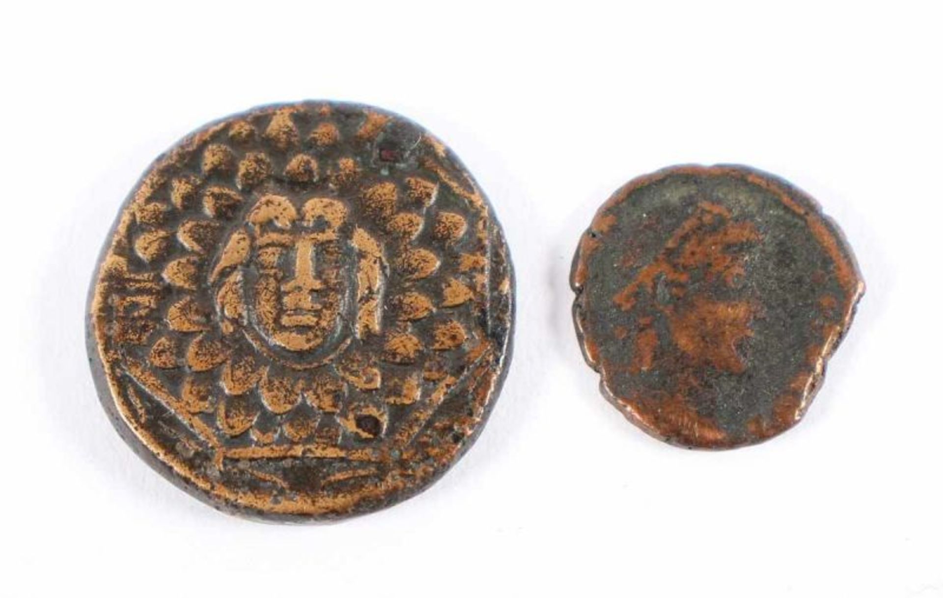 ZWEI ANTIKE MÜNZEN, Bronze/Kupfer, Dm 2 und 1,5, VORDERASIEN, ca. 2.-3. Jh.v.Chr. 22.00 % buyer's