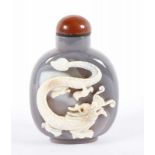 SNUFF BOTTLE, Lagenachat, schauseitig im hohen Relief geschnitzt Kilin, H 7, CHINA 22.00 % buyer's