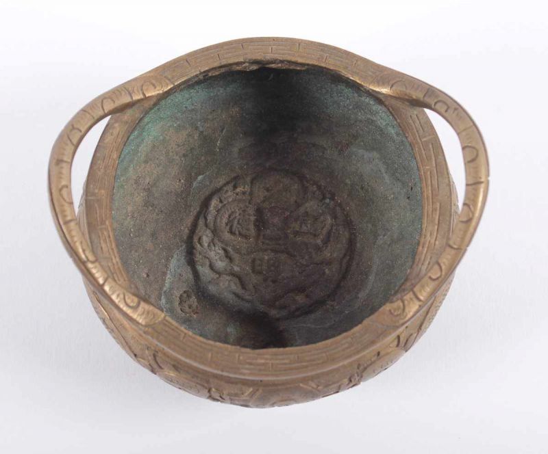 WEIHRAUCHBRENNER, Bronze, gravierter und punzierter Dekor, Dm 12, am Boden gegossene Marke Xuande, - Image 2 of 3