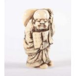 NETSUKE BÄRTIGER MIT BUCH, Elfenbein, fein geschnitzt und graviert, dunkel akzentuiert, schöne