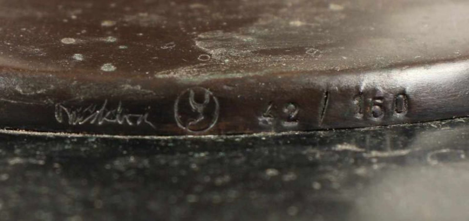 WUNDERLICH, Paul, "Grosse Mondsichelstele", Bronze, H 113,5, am Fuß seitlich signiert und nummeriert - Image 5 of 5