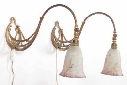 PAAR TISCH-/WANDLAMPEN, Messing/Bronze, Schirme aus farblosem, satiniertem Glas mit polychromen