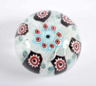 PAPERWEIGHT, farbloses Glas, radial eingeschmolzene, opakweiße Spiralfäden mit polychromen Murrinen,