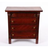 BIEDERMEIER-MODELLKOMMODE, Mahagoni, vierschübig, besch., H 31, B 30, T 14, DEUTSCH, um 1820 22.00 %