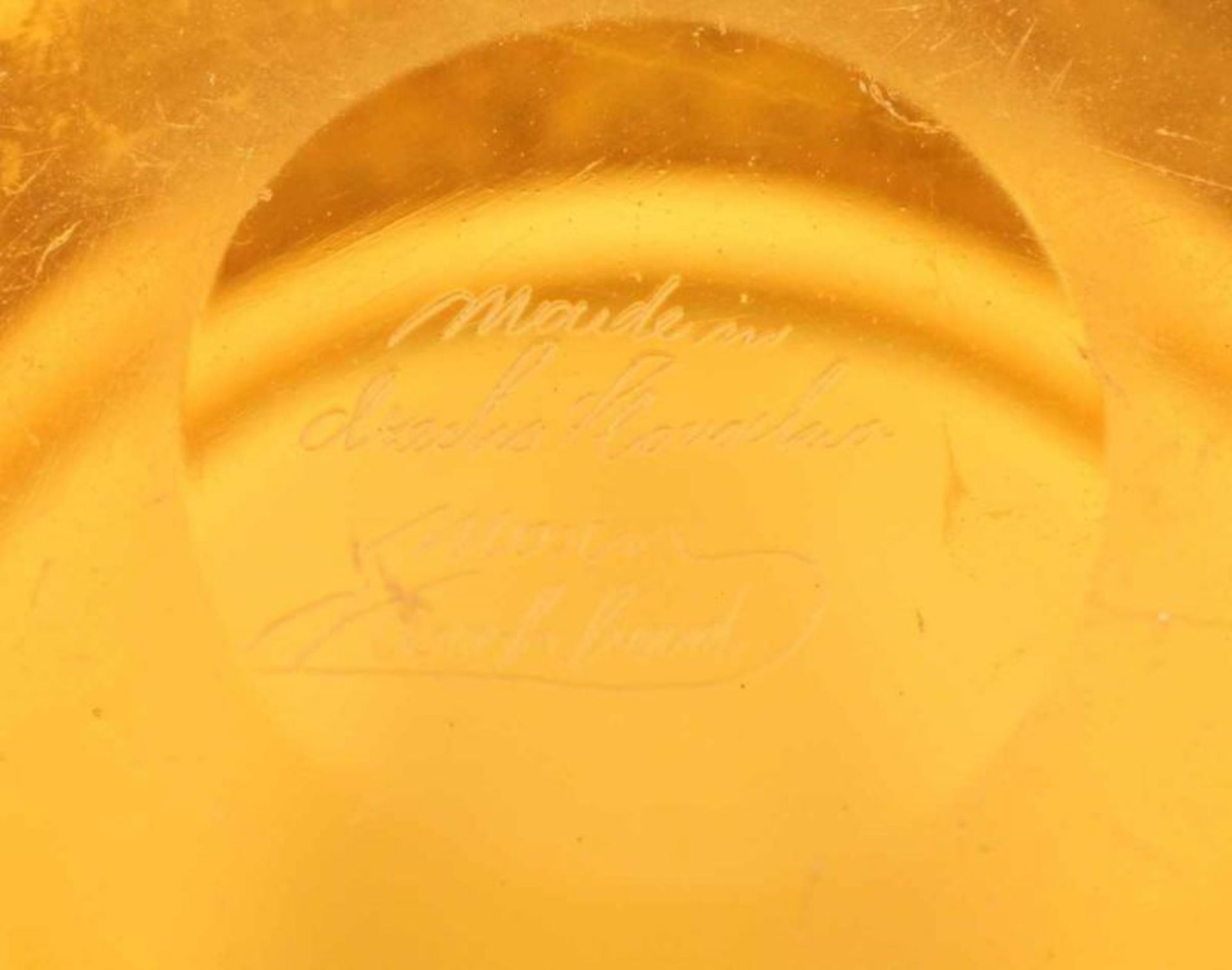 ART DECO-SCHALE, farbloses Glas, amberfarben getönt, geätzter, goldfarben patinierter Amazonenfries, - Bild 2 aus 2