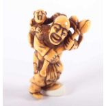 NETSUKE VATER MIT SOHN UND PFIRSICHZWEIG, Elfenbein, fein geschnitzt und graviert mit schöner,