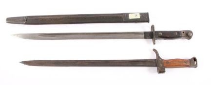 ZWEI SEITENGEWEHRE, a) französisches Karabiner-Seitengewehr 1892, L 52; b) englisches Seitengewehr P