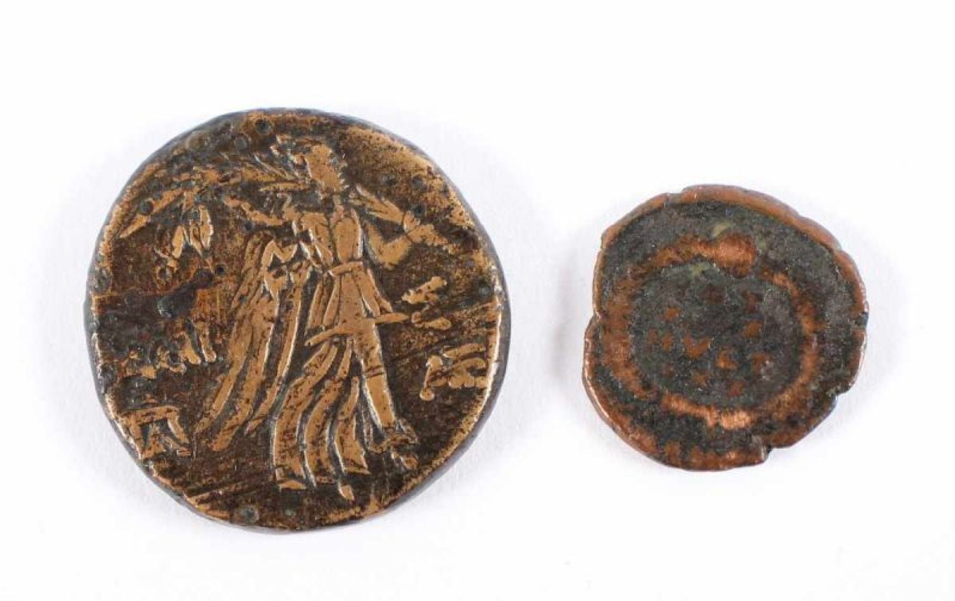 ZWEI ANTIKE MÜNZEN, Bronze/Kupfer, Dm 2 und 1,5, VORDERASIEN, ca. 2.-3. Jh.v.Chr. 22.00 % buyer's - Bild 2 aus 2
