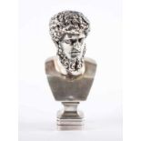 PETSCHAFT MIT PORTRAIT DES LUCIUS VERUS, Bronze, versilbert, H 9 22.00 % buyer's premium on the