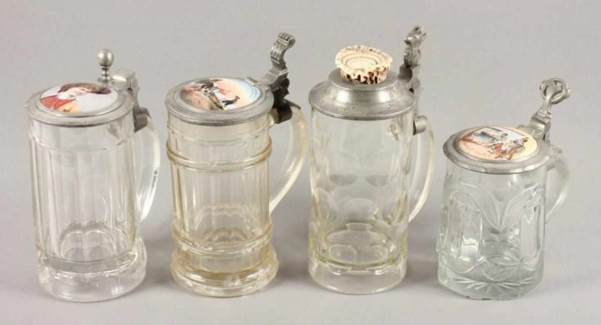 VIER GLASHUMPEN, farbloses Glas, Zinnmontur, drei Exemplare mit Porzellandeckel, polychrom