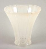 ART DECO-VASE, farbloses Glas, reliefierter Ährendekor, H 16,5, sign. R.LALIQUE, um 1920 22.00 %