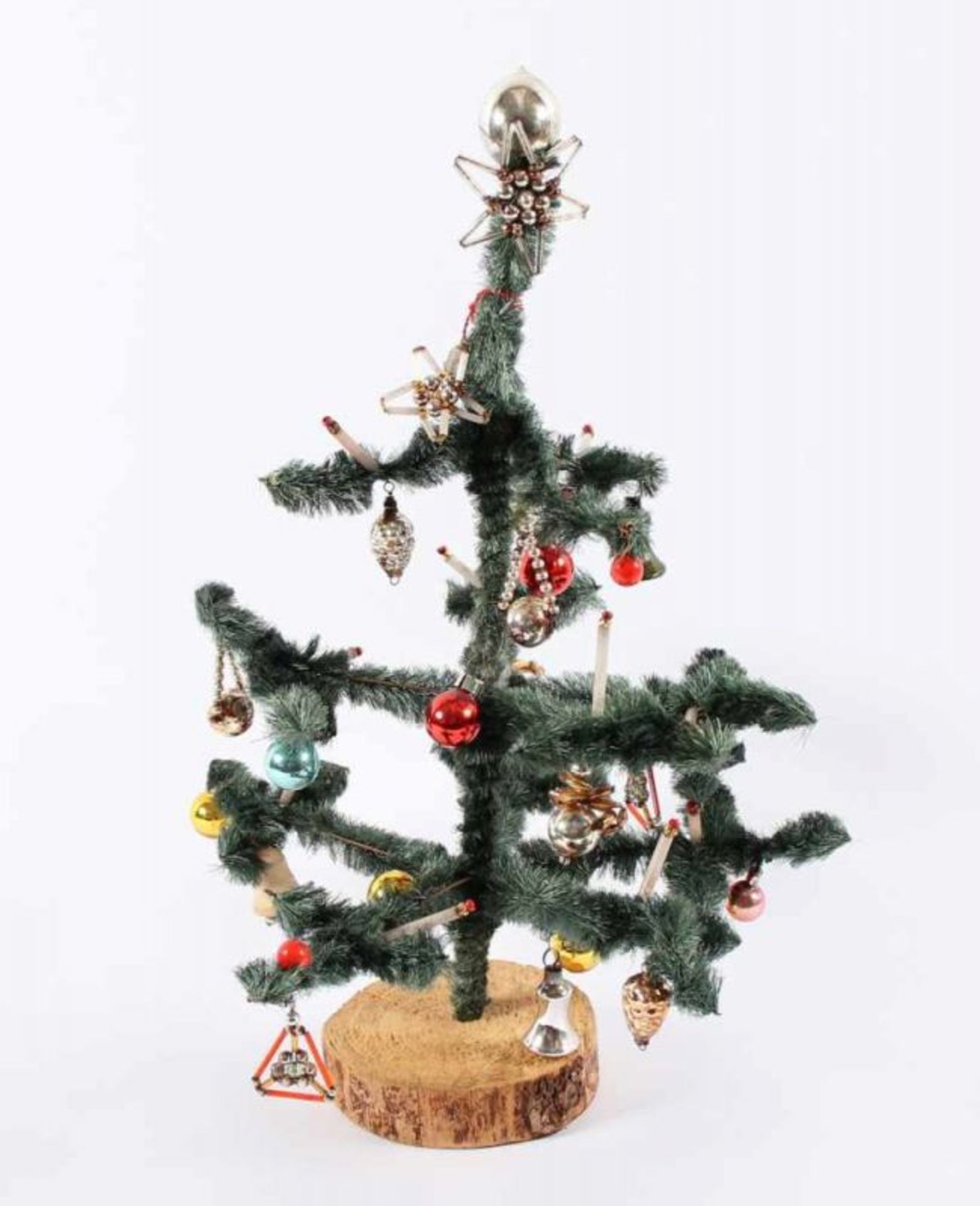 KLEINER WEIHNACHTBAUM, mit Christbaumschmuck, Glas, polychrom getönt, diverse Formen und Größen, H