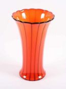 GROSSE TANGO-VASE, farbloses Glas, orangefarben hinterfangen, schwarze Fadeneinschmelzungen, H 28,