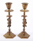 PAAR FIGÜRLICHE KERZENLEUCHTER, Bronze/Messing, H 22,5, FRANKREICH, um 1890 22.00 % buyer's