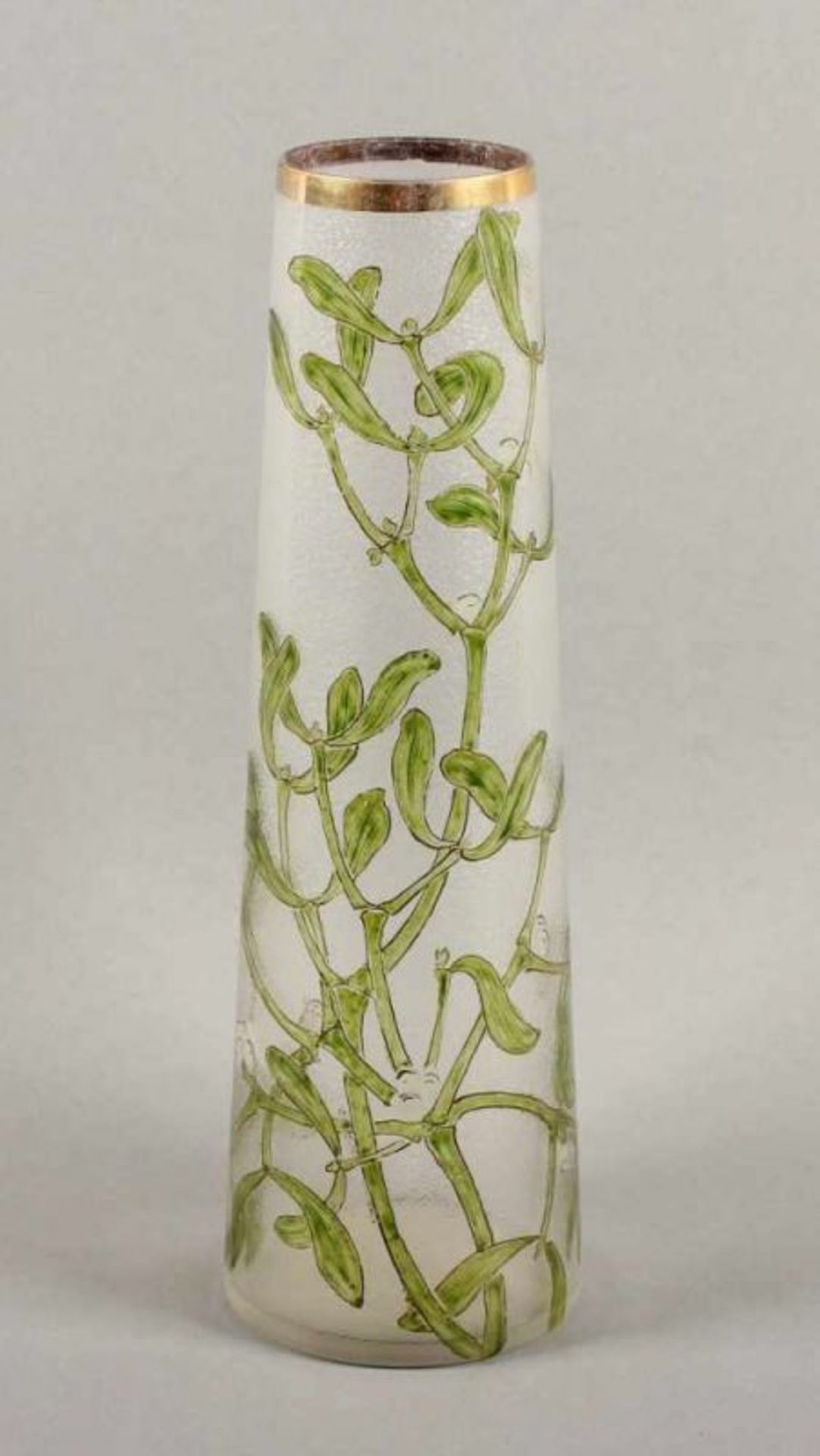 GROSSE JUGENDSTIL-VASE, farbloses Glas, Misteldekor in polychromer Emailmalerei, Goldrand, H 35,