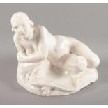 ART DECO-FIGUR "LIEGENDER FRAUENAKT MIT ECHSE", Fayence, heller Scherben, cremefarbene