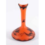 KLEINE JUGENDSTIL-VASE, farbloses Glas, orangefarben hinterfangen, schwarz überfangen, geätzter