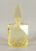 ART DECO-KARAFFE, gelb getöntes Glas, min.best., H 25,5, FRANKREICH, um 1930 22.00 % buyer's premium