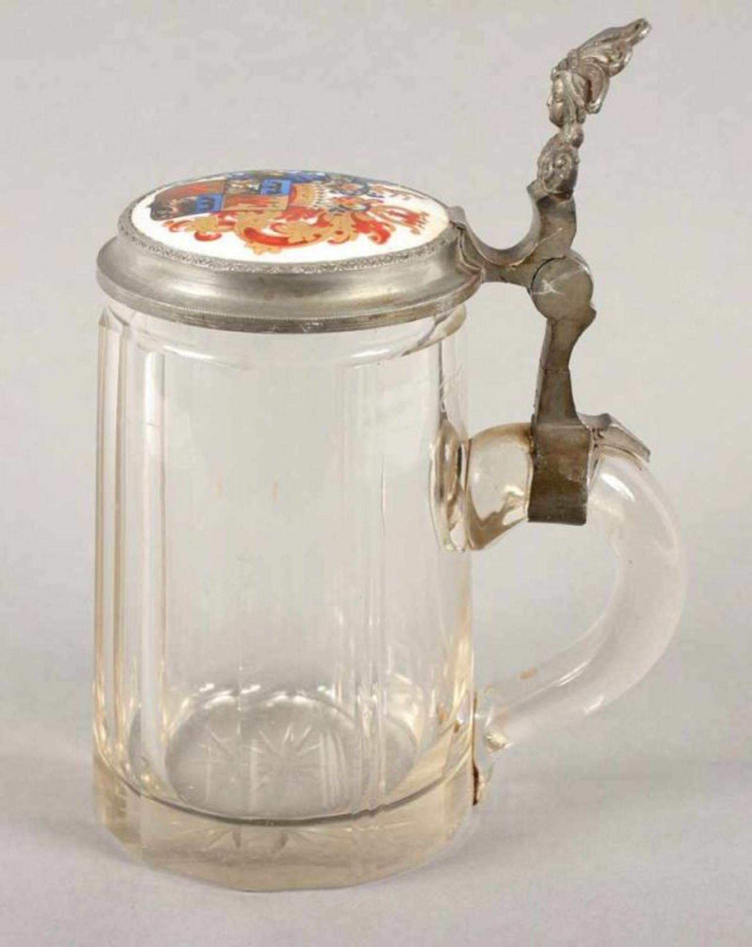 HUMPEN, farbloses Glas, Zinnmontur, Porzellanmedaillon mit polychrom gemalter Wappenzier, H 18,5, - Bild 2 aus 4