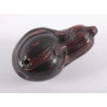 NETSUKE AUBERGINE, Holz, fein geschnitzt und graviert, schöne Gebrauchspatina, L 6,5, ber., JAPAN,