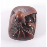 MASKEN-NETSUKE TENGU, Buchsbaum, fein geschnitzt, graviert und dunkel eingefärbt, die Maske mit