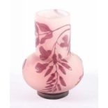 KLEINE JUGENDSTIL-VASE, farbloses Glas, roséfarben hinterfangen, violett überfangen, umlaufend