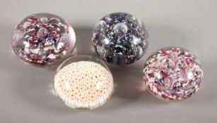 KONVOLUT VIER PAPERWEIGHTS, farbloses Glas, polychrome Einschmelzungen bzw. Murrinen, teils