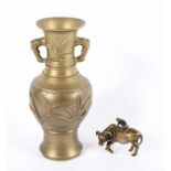 BALUSTERVASE, Bronze, plastischer Bambusdekor, H 23, rest., Bodenmarke, beigegeben kleine