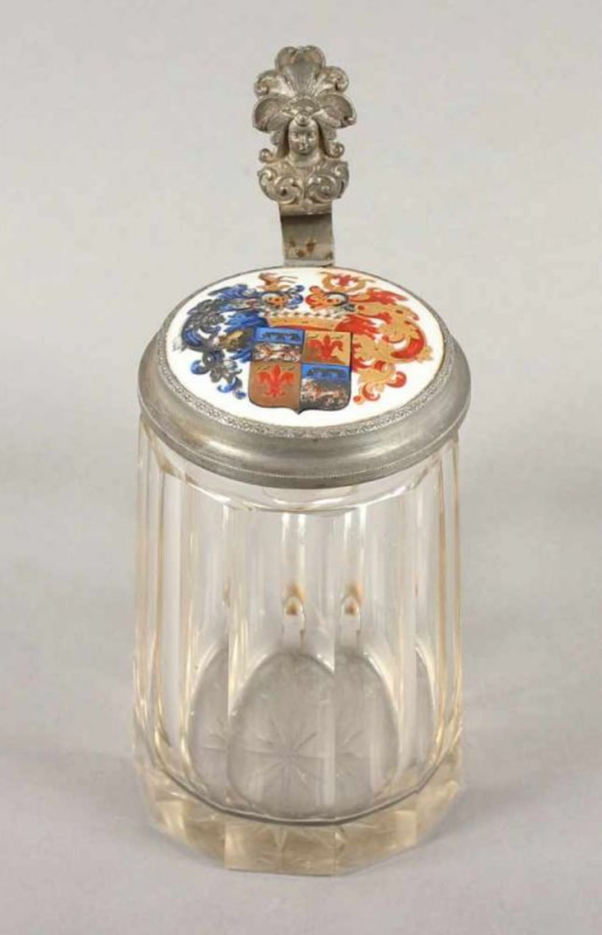 HUMPEN, farbloses Glas, Zinnmontur, Porzellanmedaillon mit polychrom gemalter Wappenzier, H 18,5,