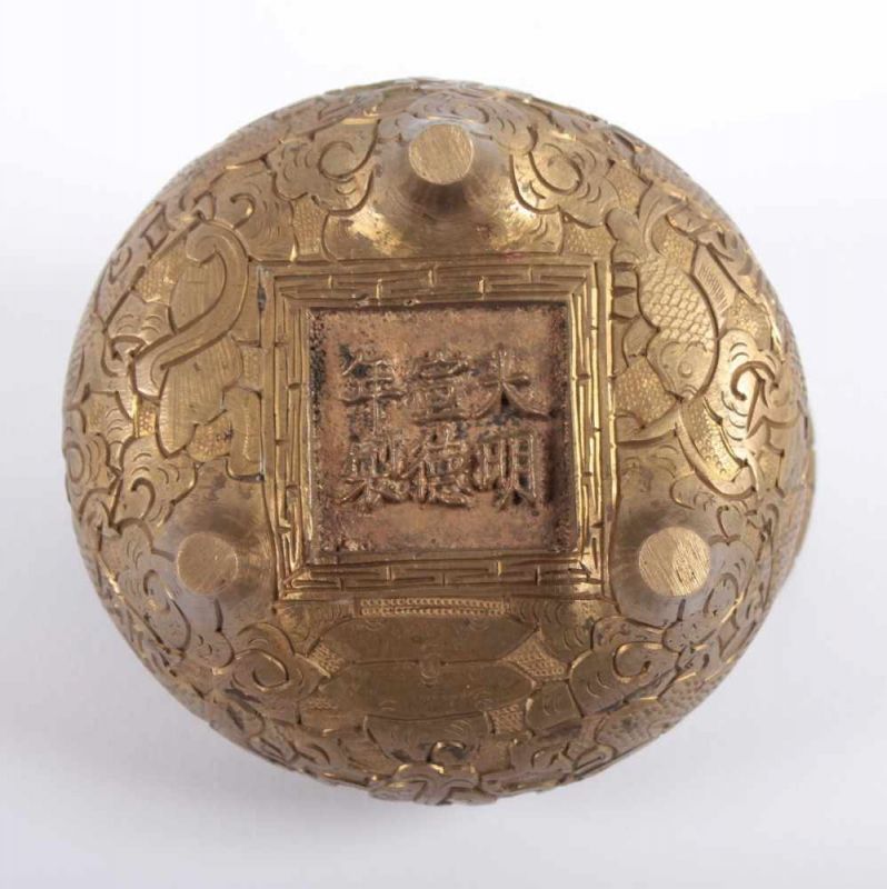 WEIHRAUCHBRENNER, Bronze, gravierter und punzierter Dekor, Dm 12, am Boden gegossene Marke Xuande, - Image 3 of 3