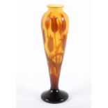 JUGENDSTIL-VASE, farbloses Glas, gelb getönt, orange-braun überfangen, umlaufend geätzter, polierter