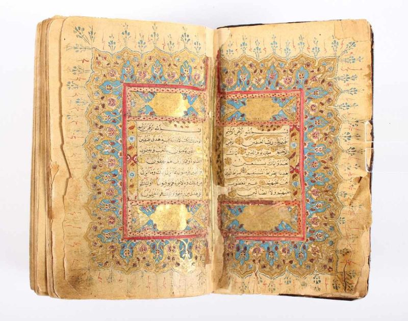 KLEINER KORAN, handschriftlich, mit schönen Randverzierungen und mehreren goldverzierten