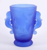ART DECO-DOPPELHENKELVASE, farbloses, in die Form gepresstes Glas, königsblau getönt und