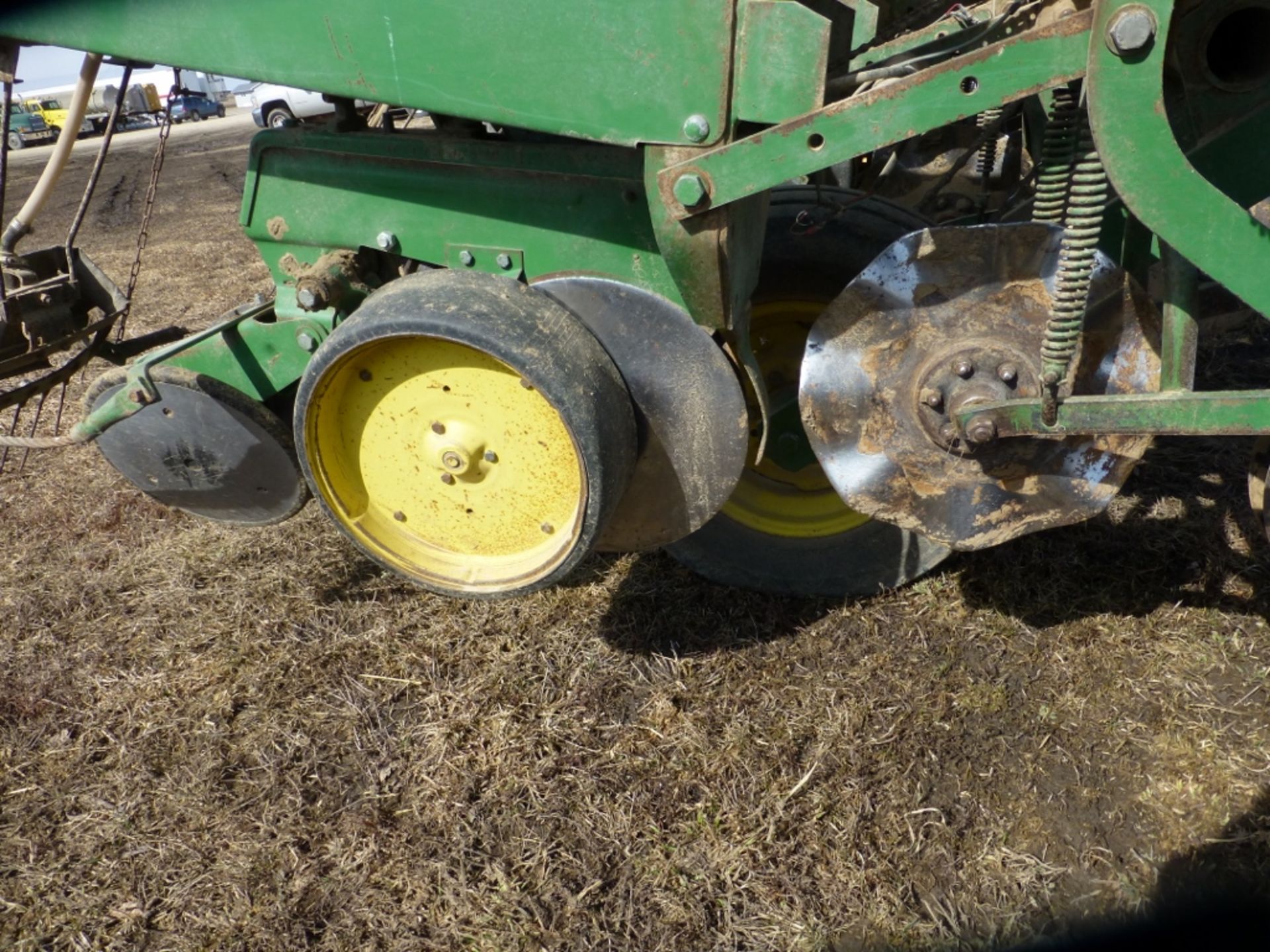 John Deere 7000 4-row planter, dry fert. No-till coulters. - Image 4 of 10