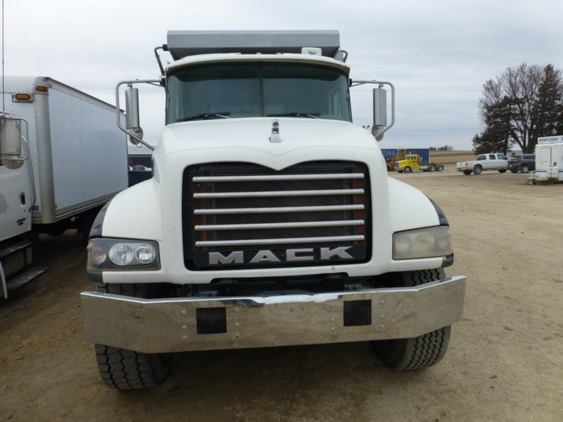 2008 Mack Model GU 713, Maxitorque 10 spd trans. Mack MP7, exhaust burning eliminated, 16' dump box. - Image 12 of 29