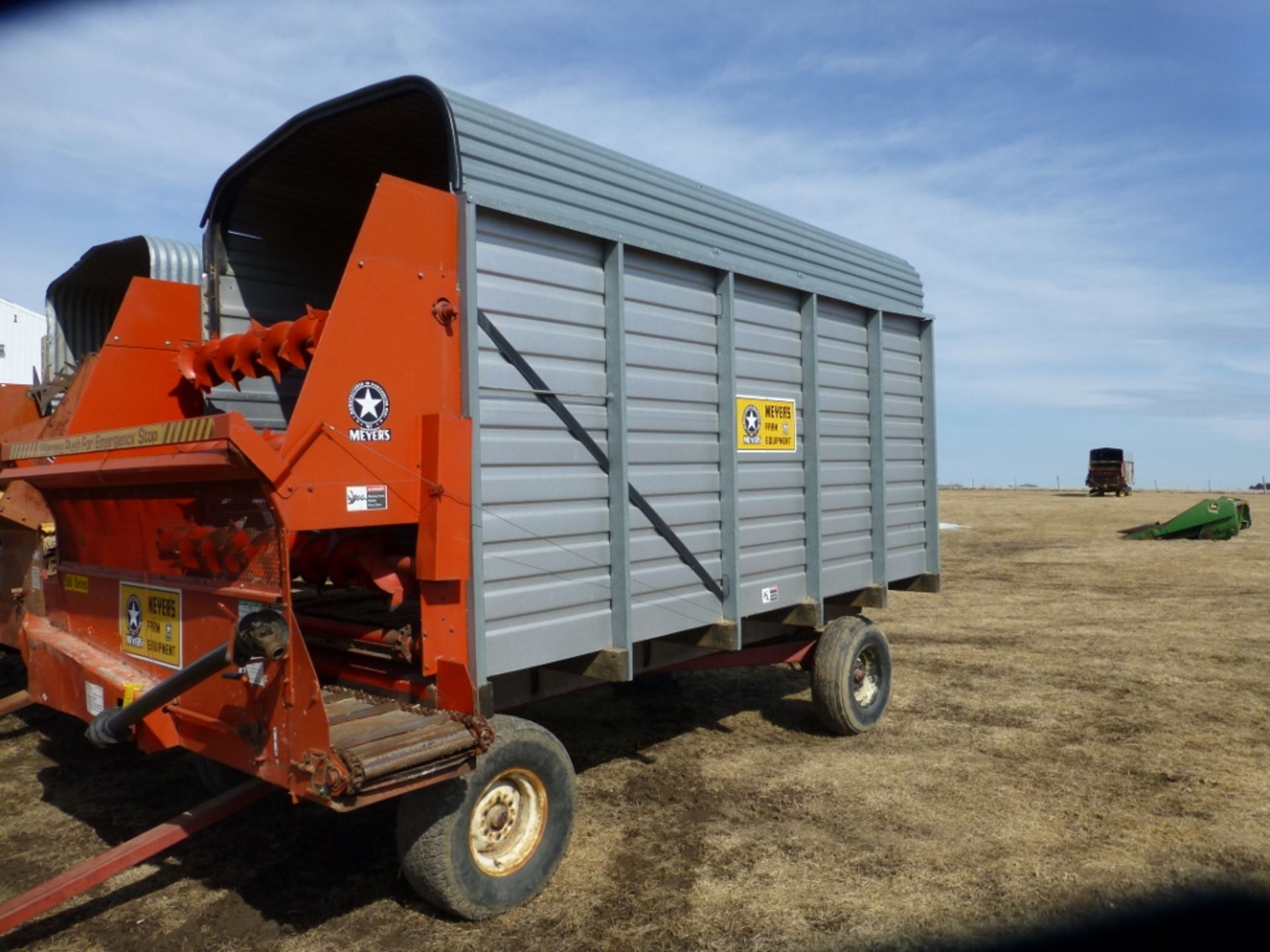 Meyers forage box w/ Lindsay running gear. Se:875198 - Image 6 of 12