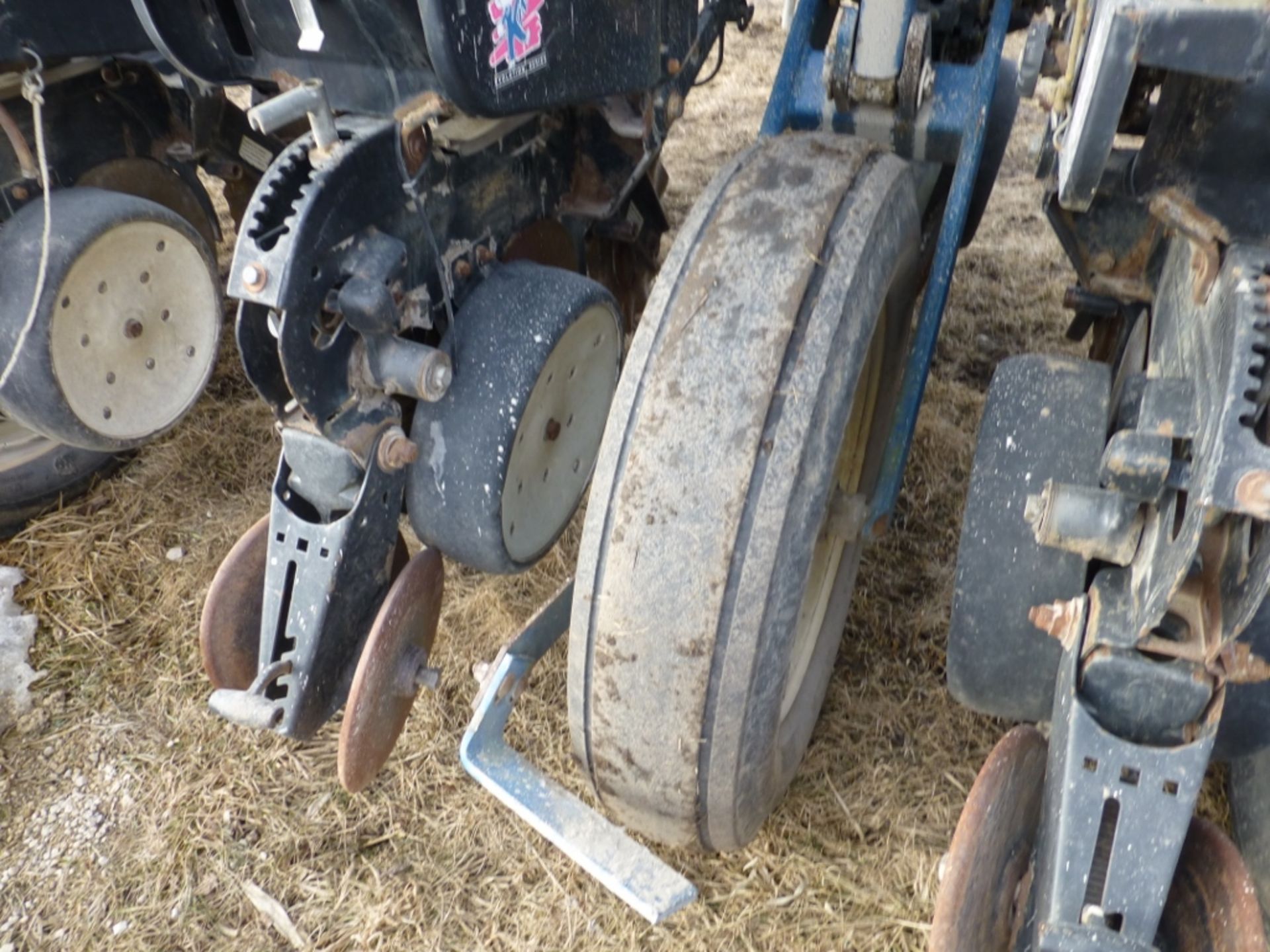 Kinze 3000 6-11 row No-till 30/15" planter with corn and bean plates - Image 6 of 8