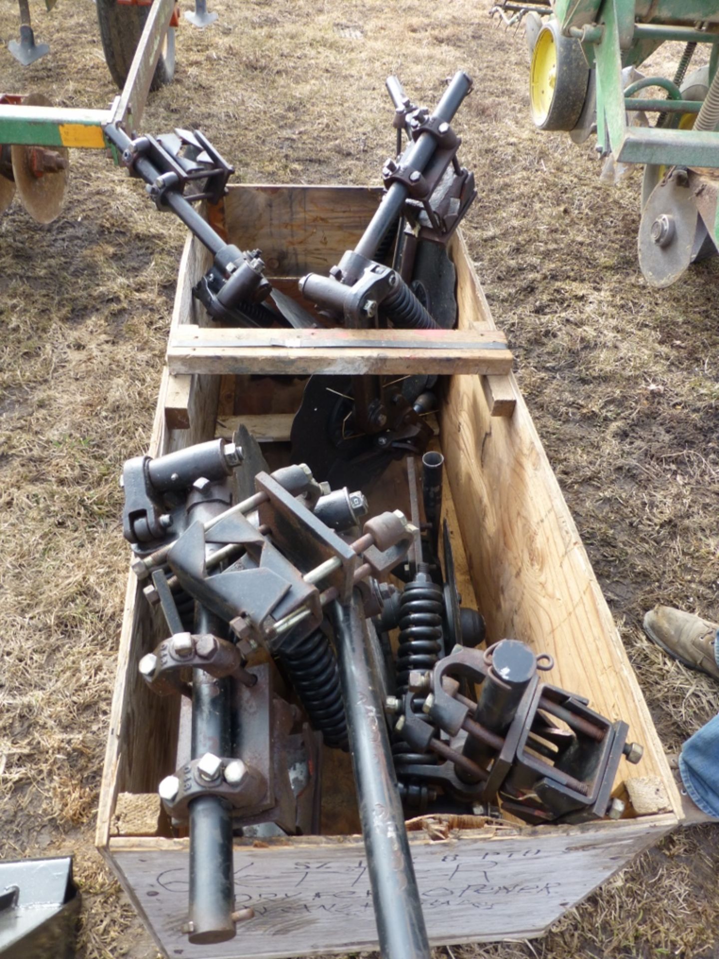 (6) Yetter dry fertilizer disc openers off corn planter. Newer blades.