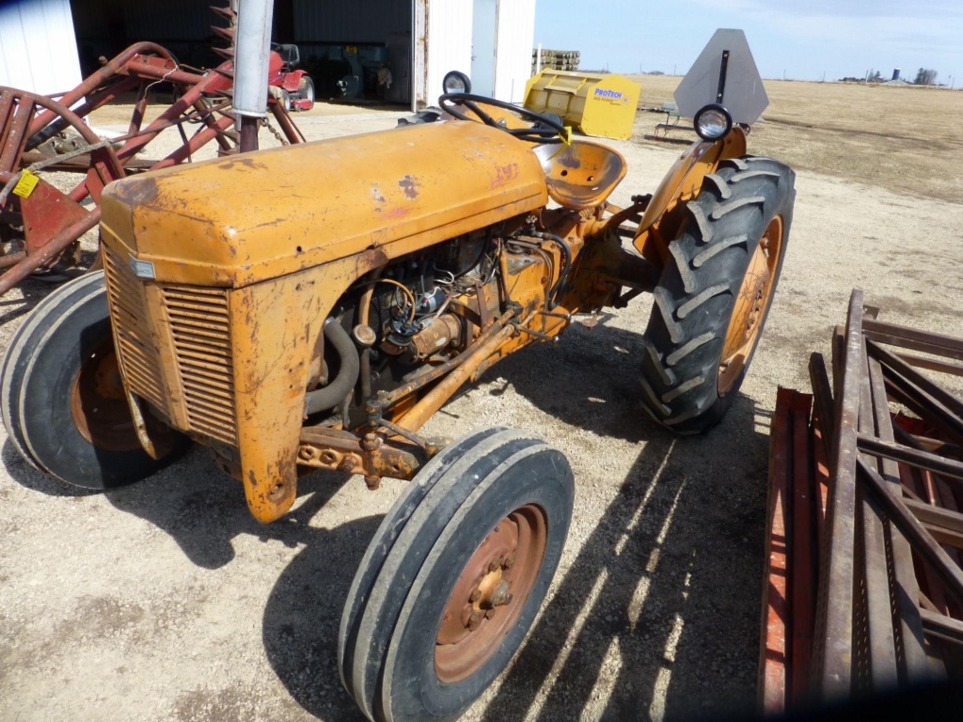 Ferguson Utility tractor, 1950 model. 4cyl. Gas engine, w/ 5' sickle mower. Se: T055122 - Image 6 of 11