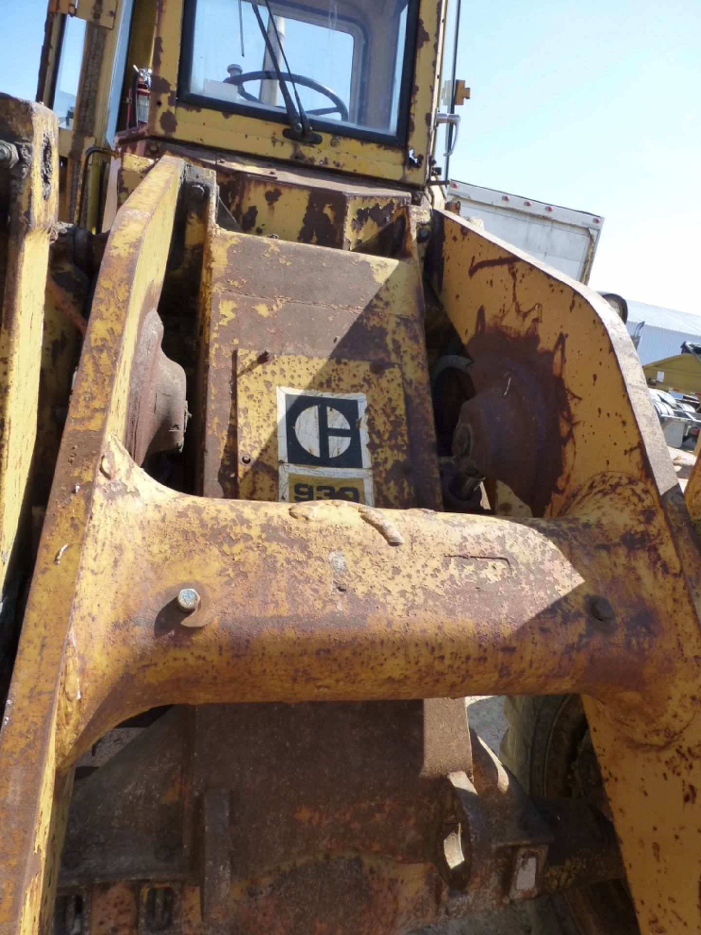 Cat 930 Wheel loader, runs and moves. Rear left hub has a leak. Se:41K5689