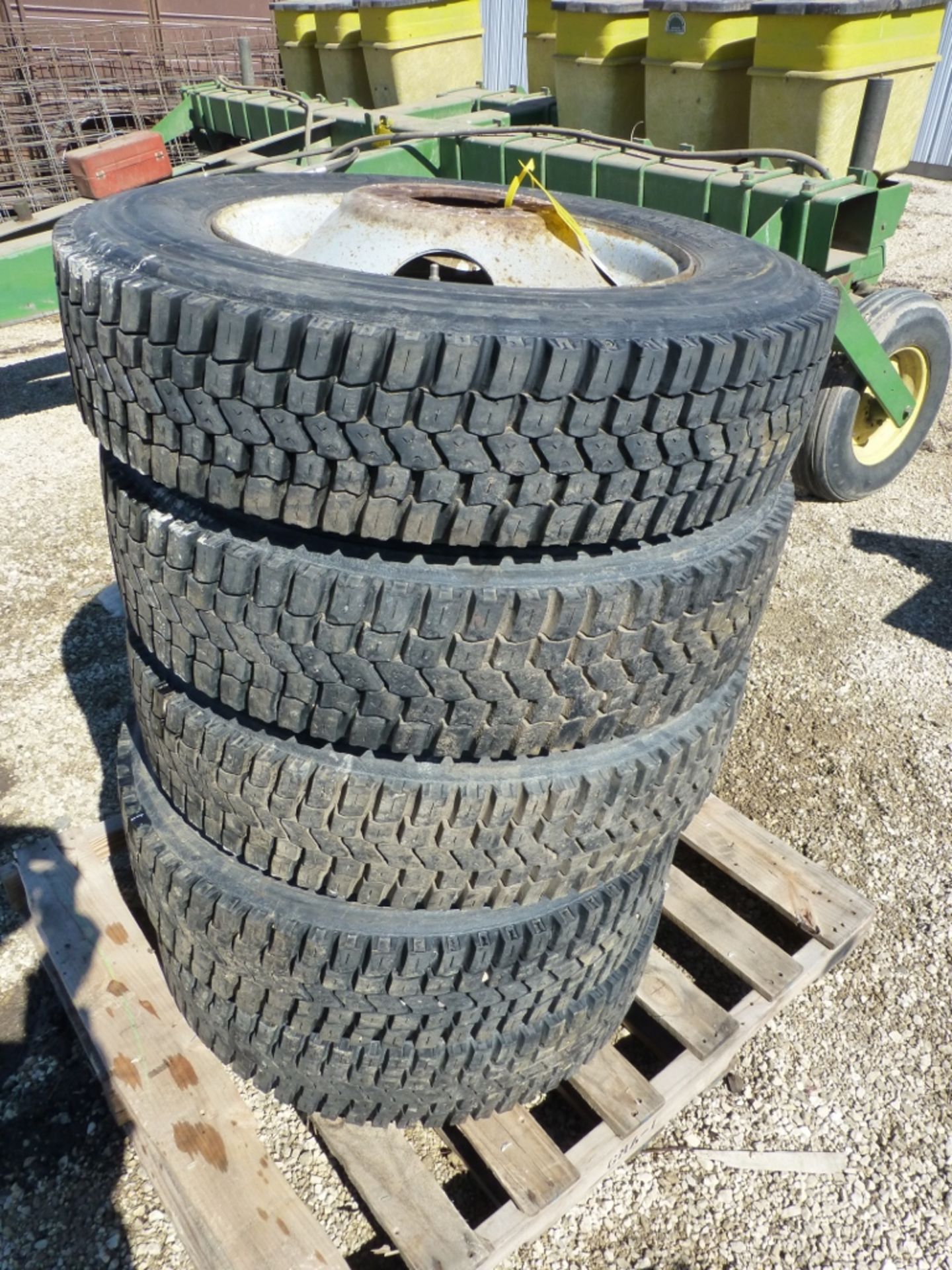 (5) 225/70R 19.5 tires/rims