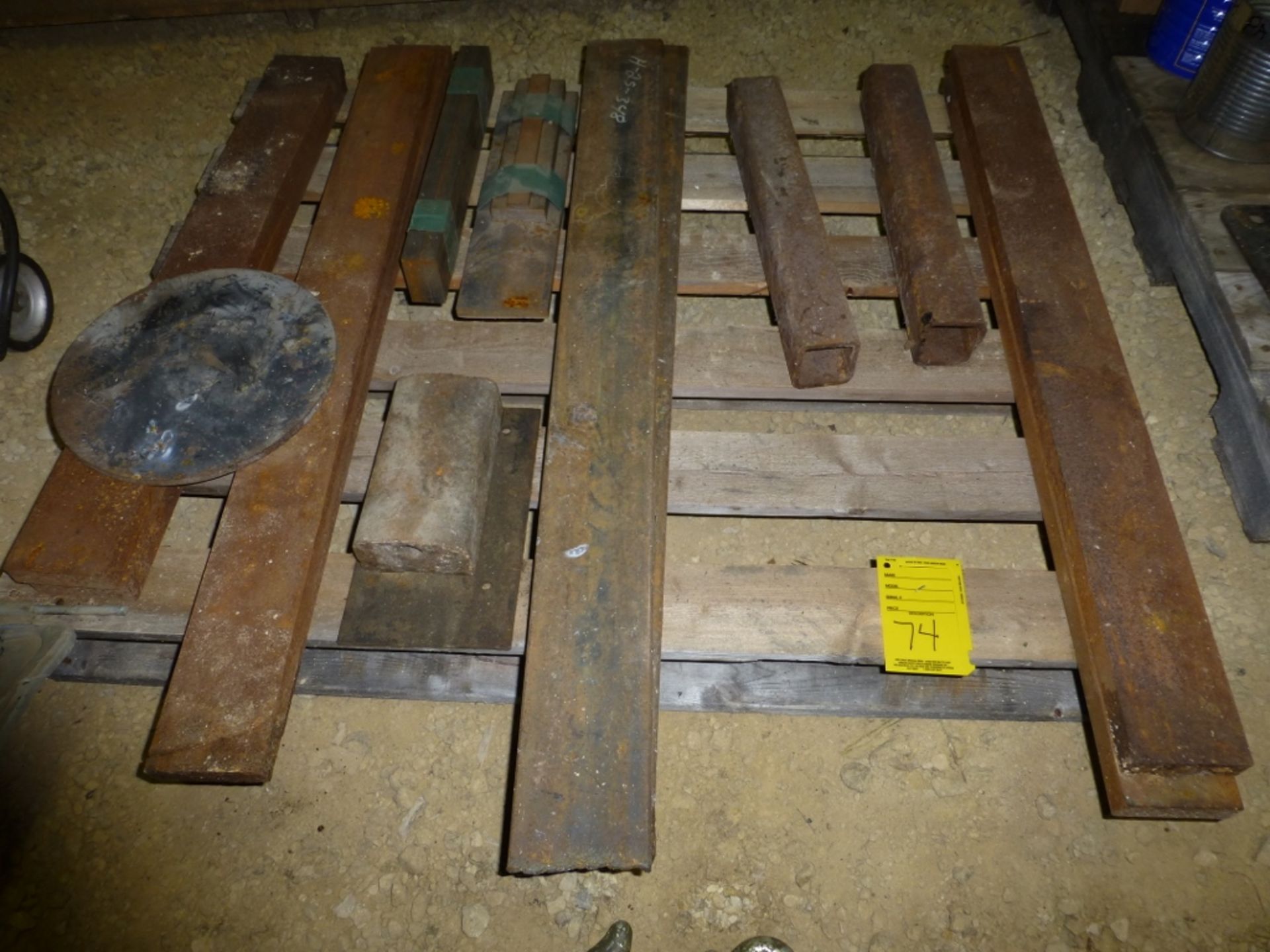 Pallet w/ flat steel, (2) tubes