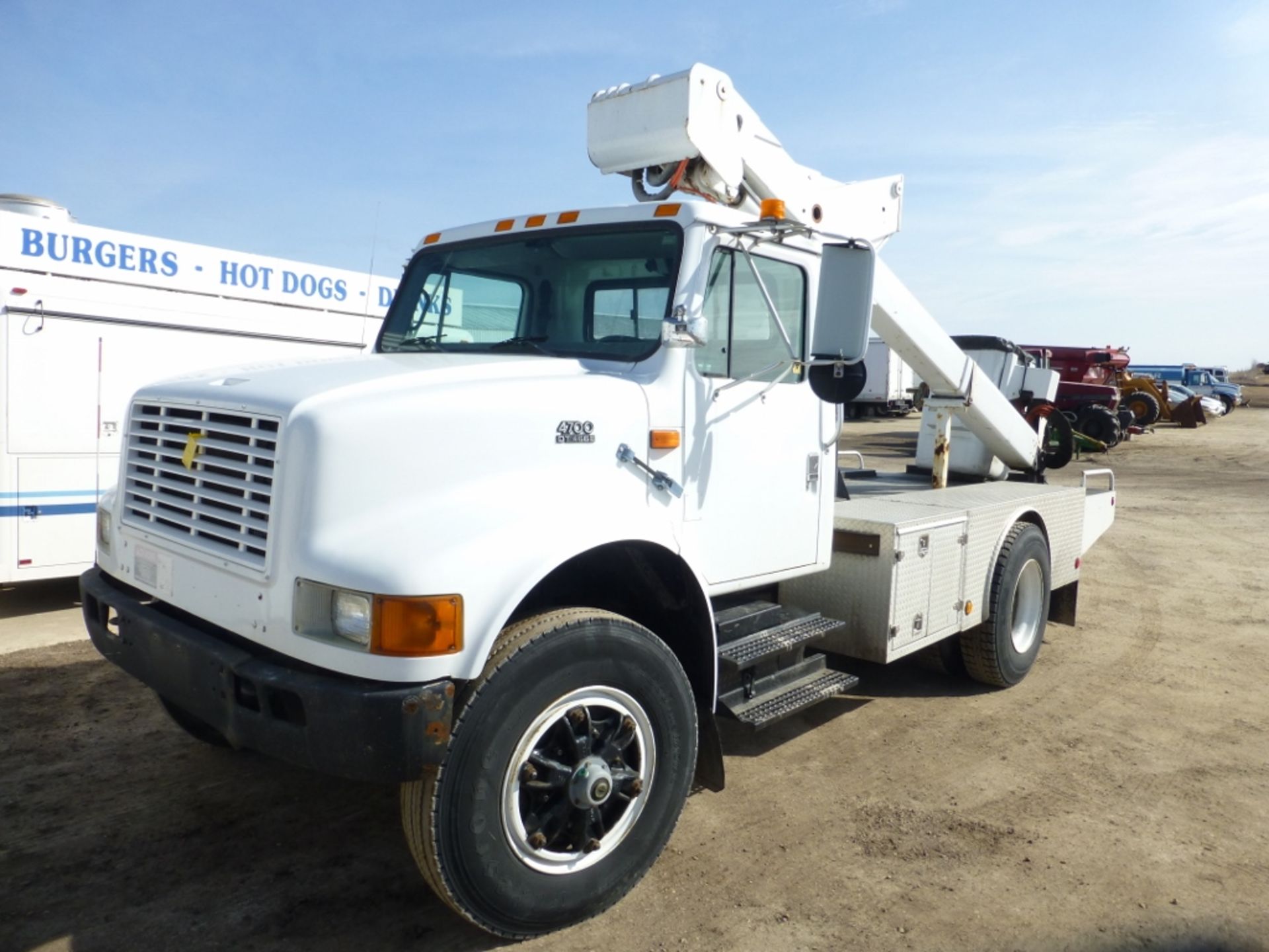 1998 International 4700 - Image 10 of 19