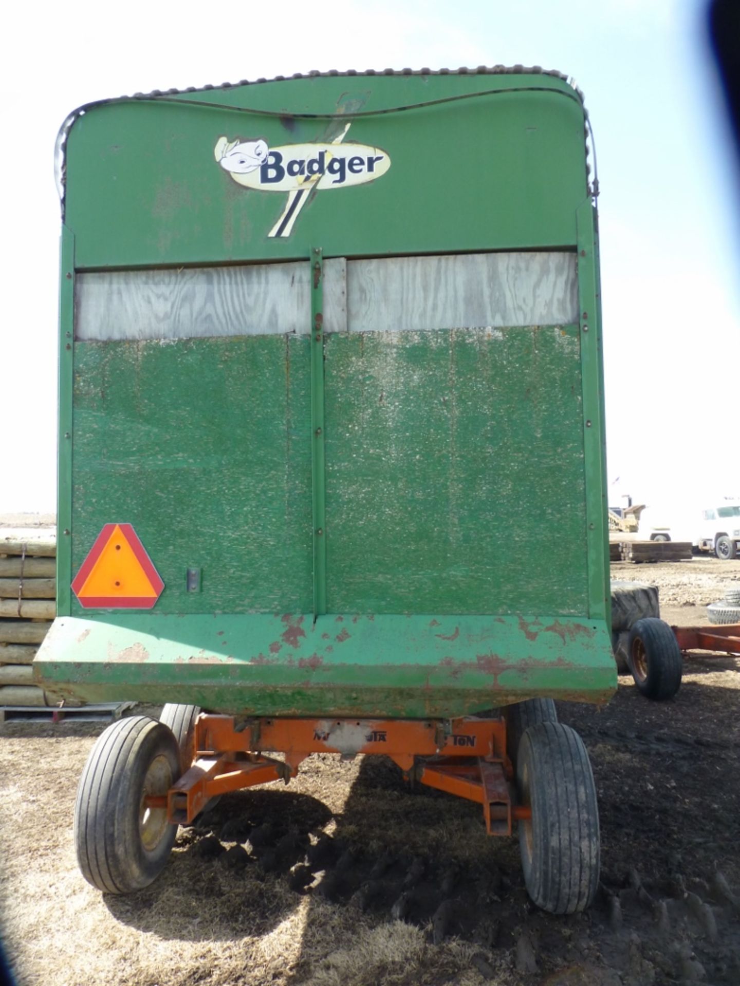 Badger forage box w/ Minnesota tandem running gear - Image 3 of 13