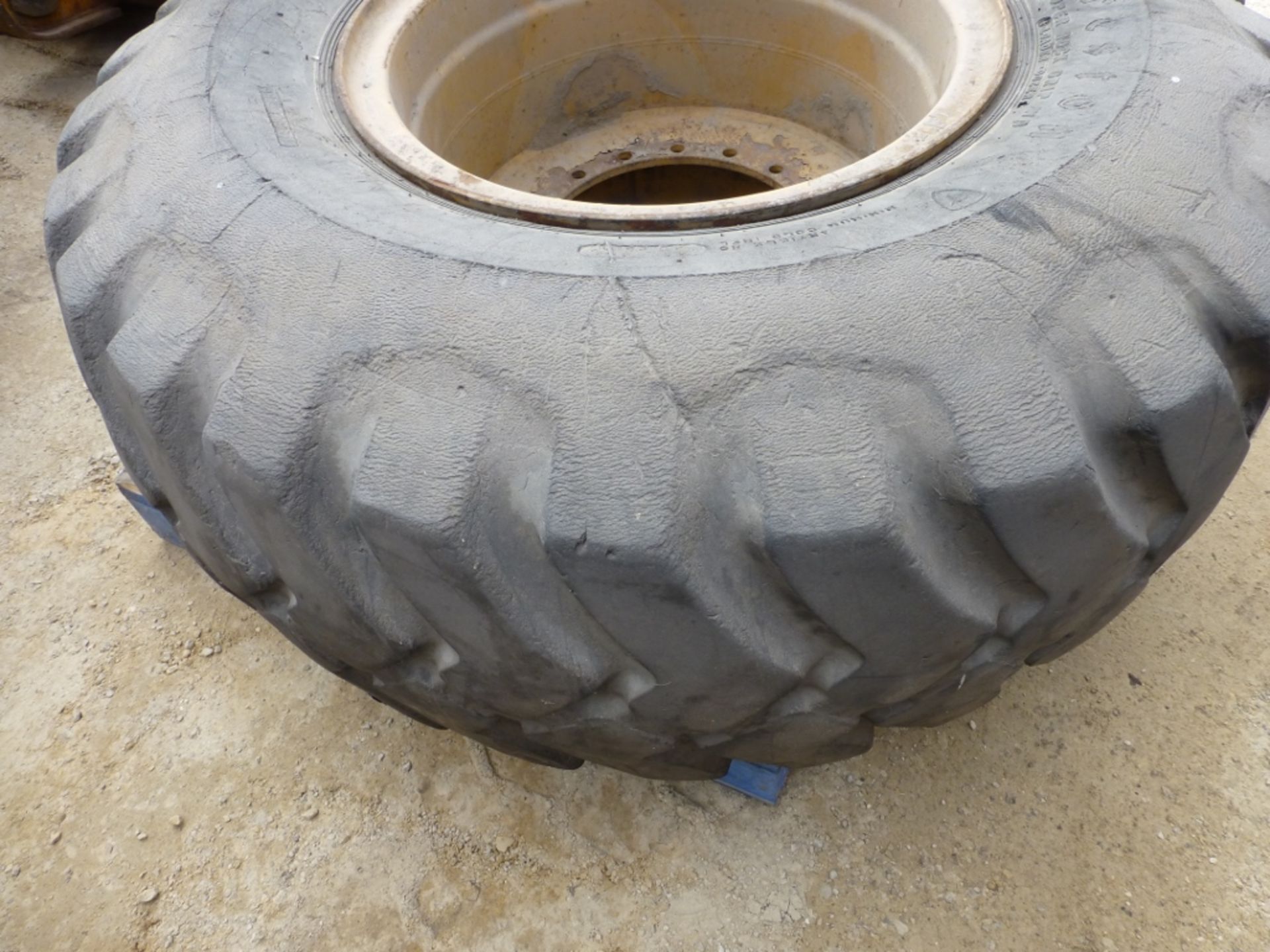 Firestone 20.5-25 tire/rim. - Image 4 of 4