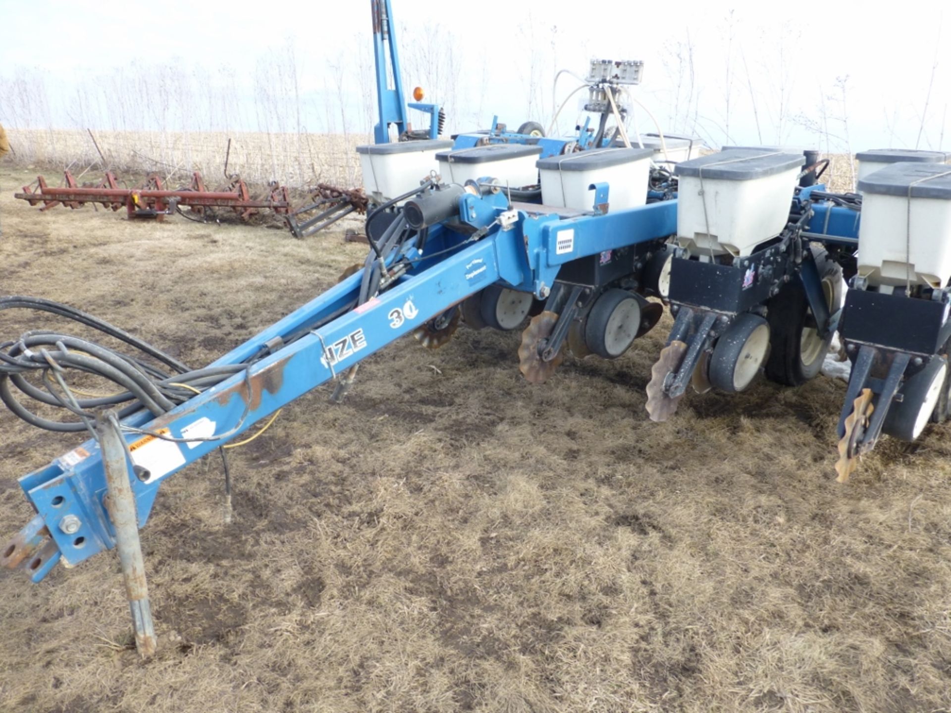 Kinze 3000 6-11 row No-till 30/15" planter with corn and bean plates - Image 4 of 8